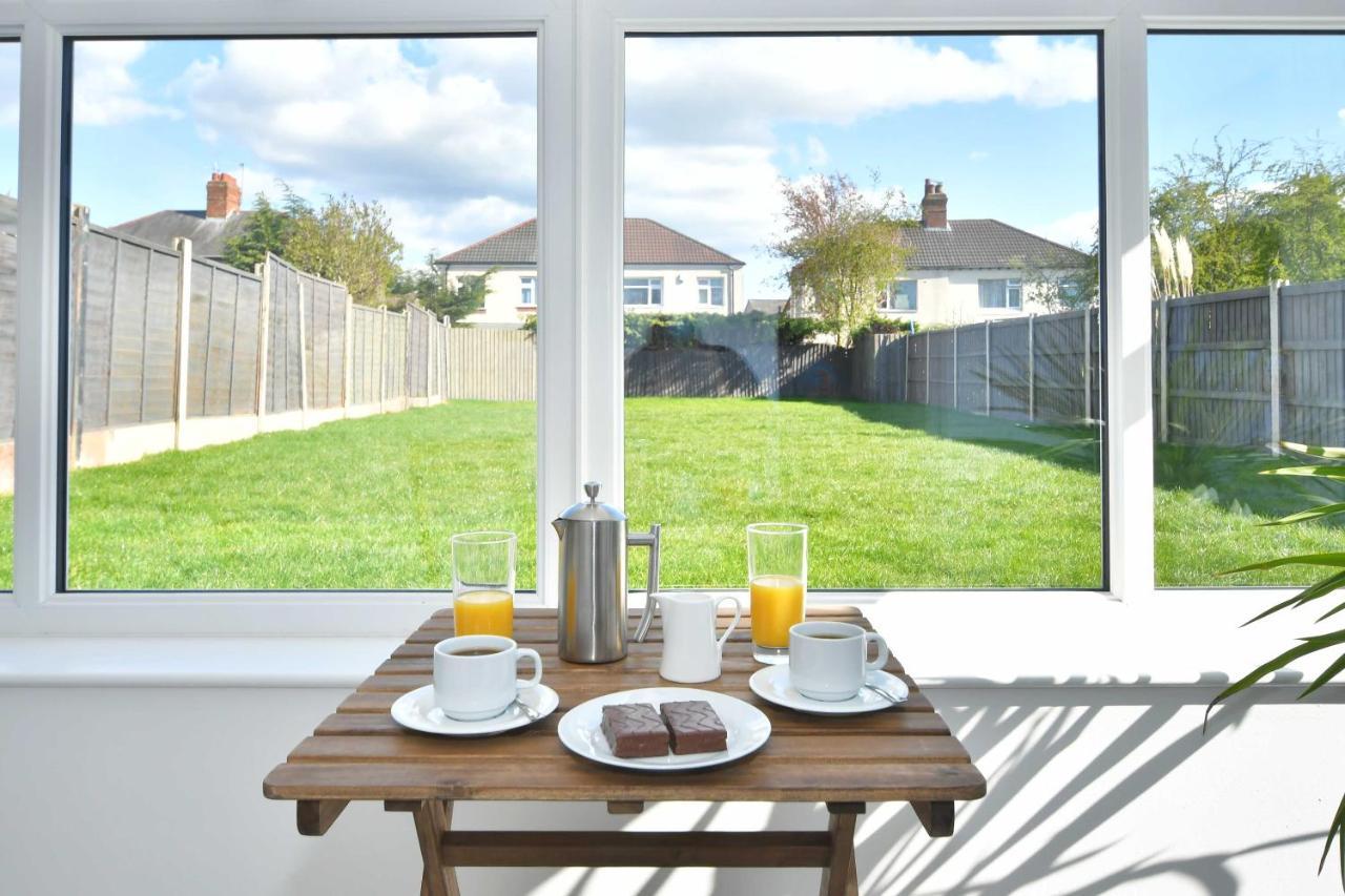 Villa Orion House - sleeps 6, driveway, garden Crewe Exterior foto